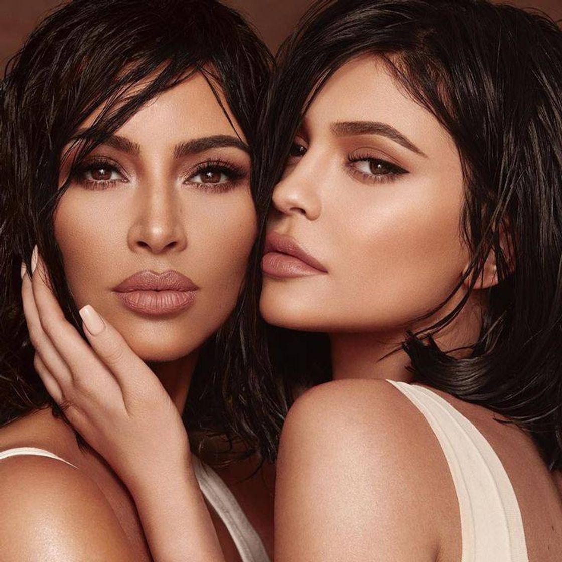 Fashion Kim Kardashian e Kylie Jenner. 