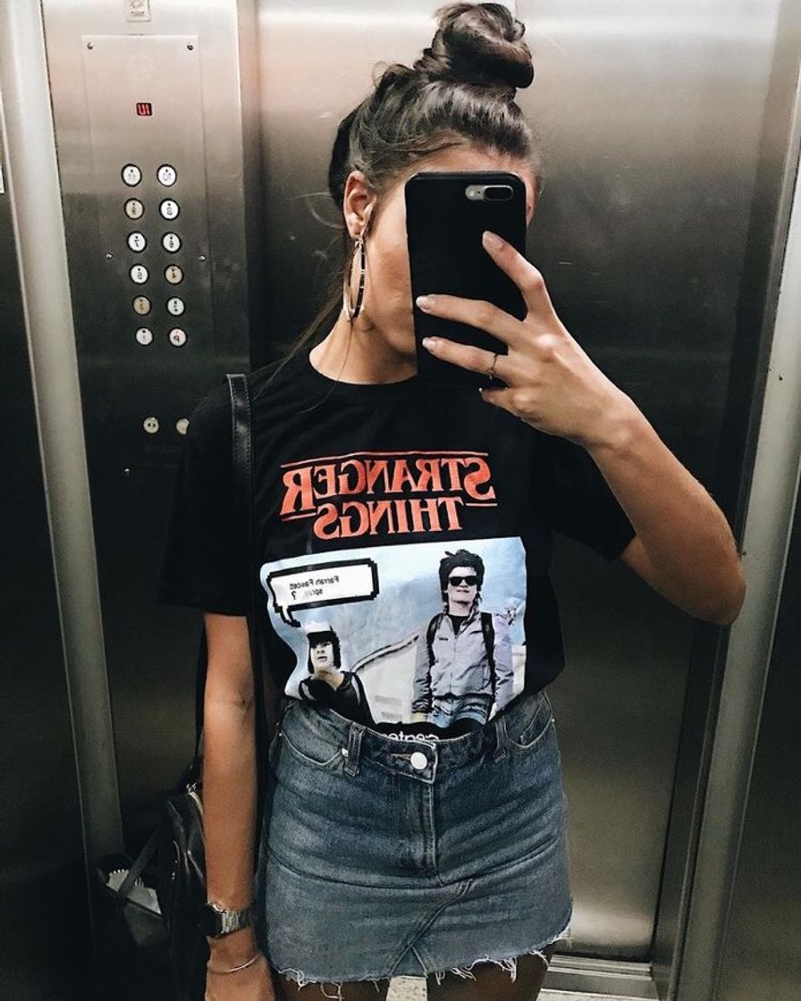 Moda Aquela saia jeans e uma camiseta 