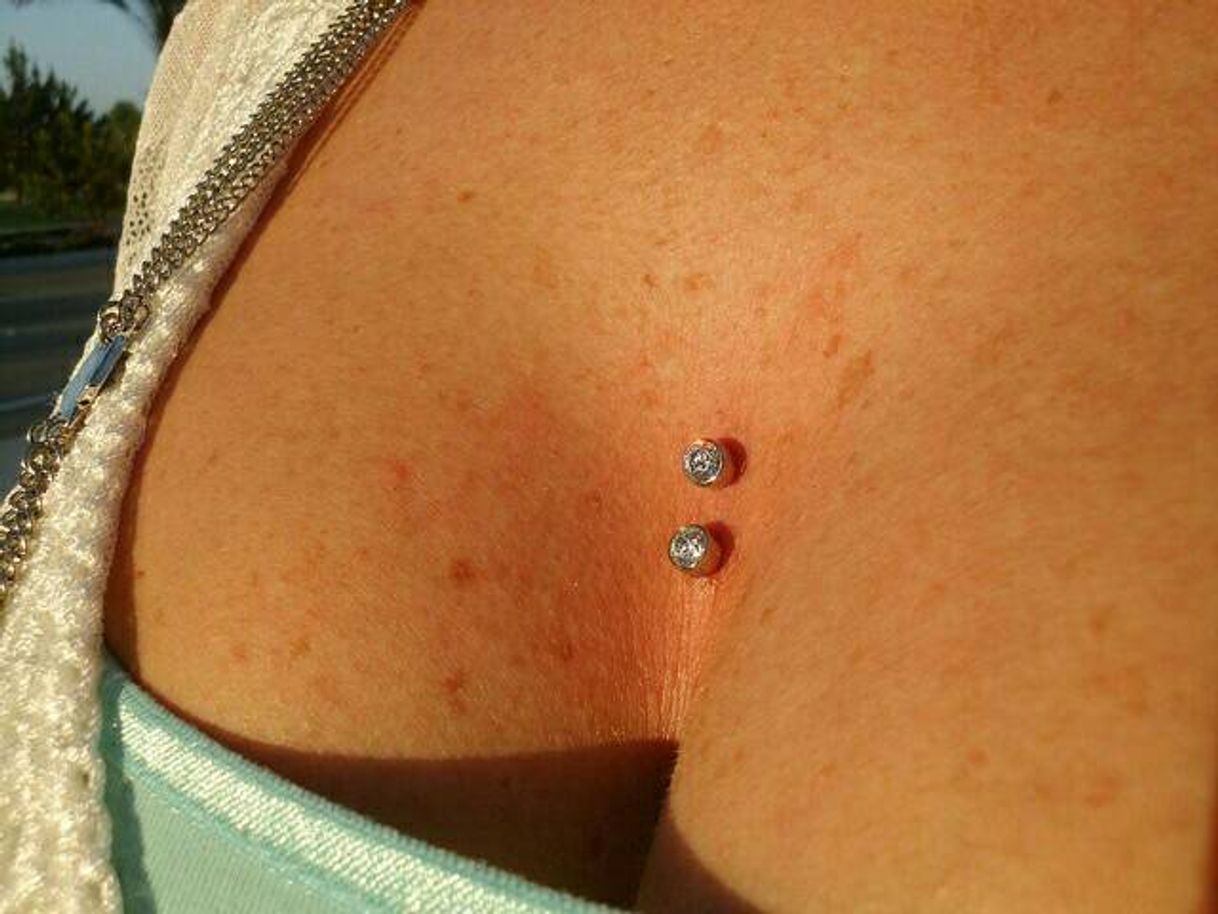 Moda Piercing entre seios 