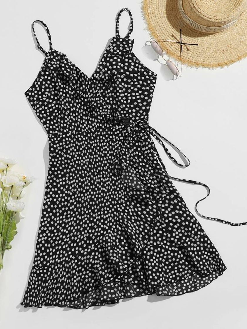 Fashion Vestido delicado  aesthetic. Preto com flores brancas.