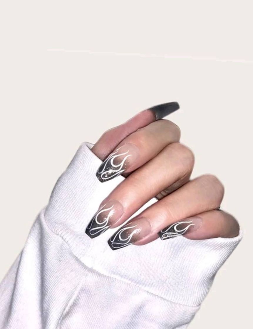 Fashion Uñas con decoración de fuego negro y blanco