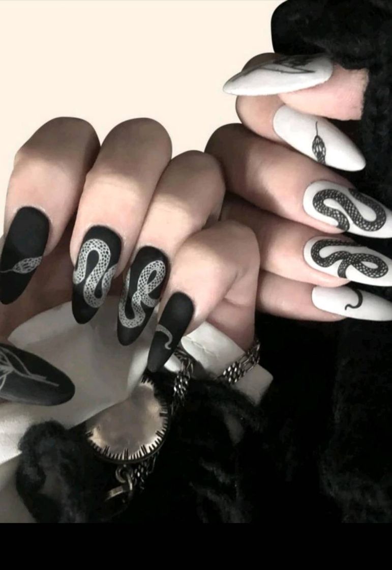 Fashion Uñas blancas y negras con decoración serpiente