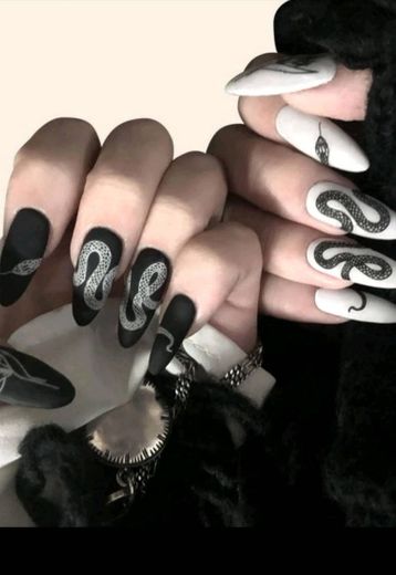 Uñas blancas y negras con decoración serpiente
