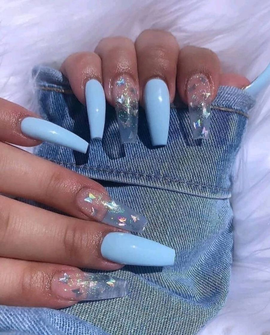 Fashion Uñas azules y transparentes con decoración de mariposas