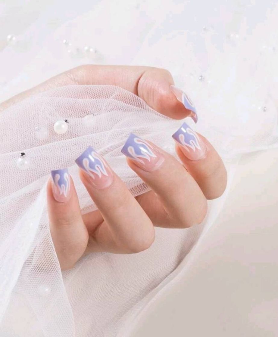 Moda Uñas transparentes con diseño fuego lila y blanco