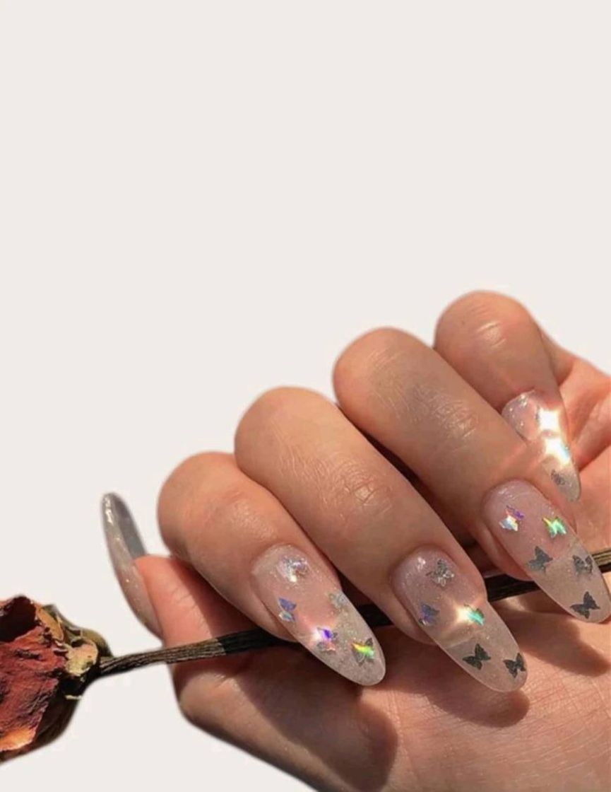 Fashion Uñas amarillas y transparentes con decoración de mariposas