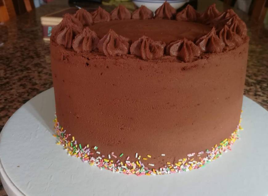 Social Bolo com cobertura de mousse de chocolate