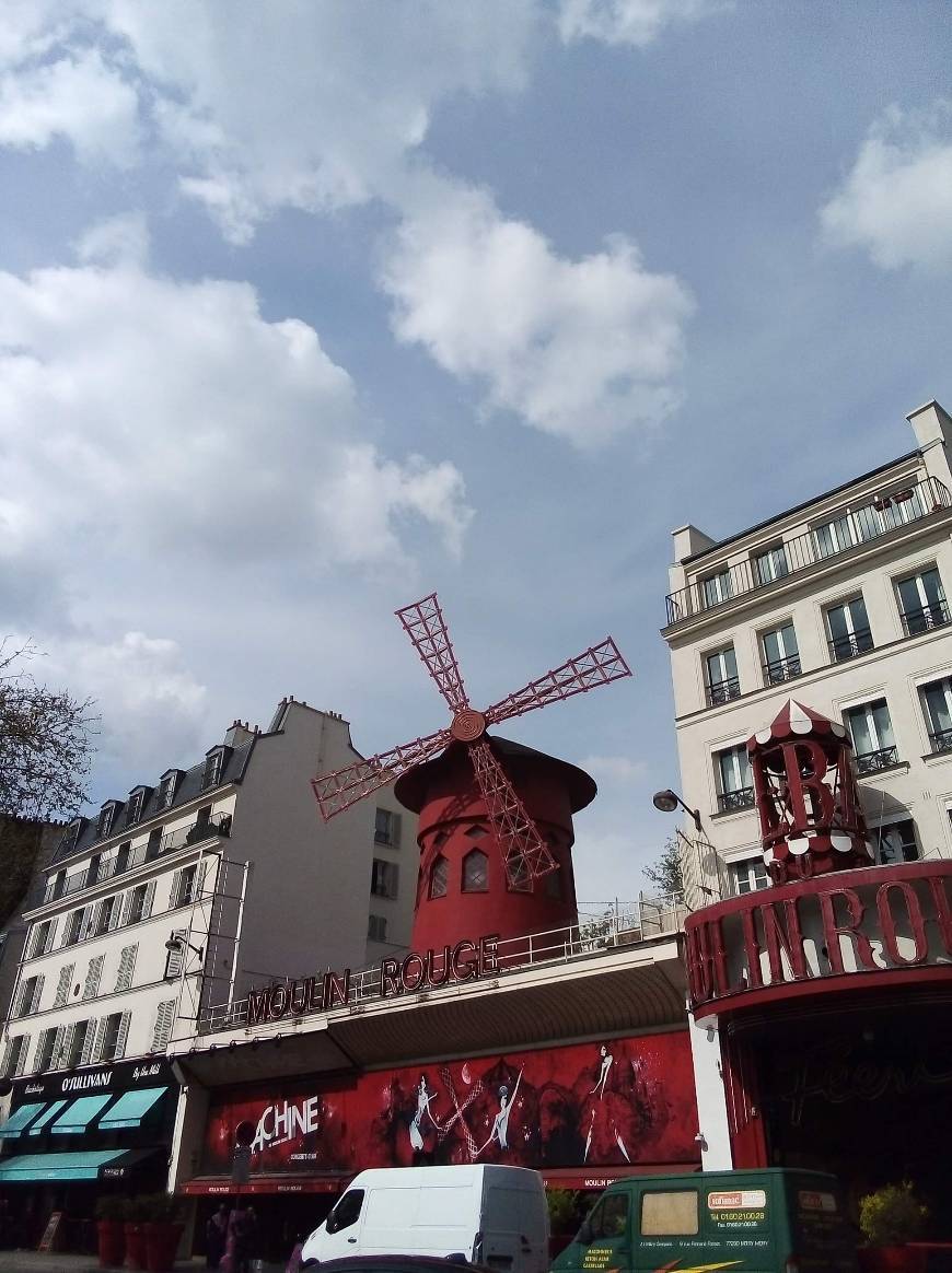 Place Moulin Rouge