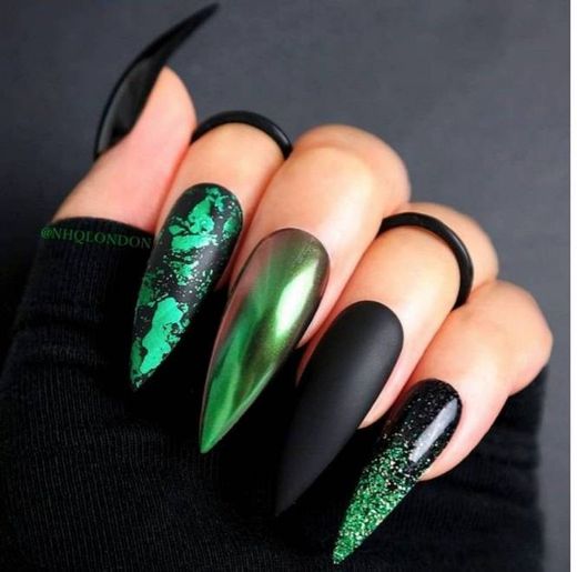 Diseño de uñas verde. 
