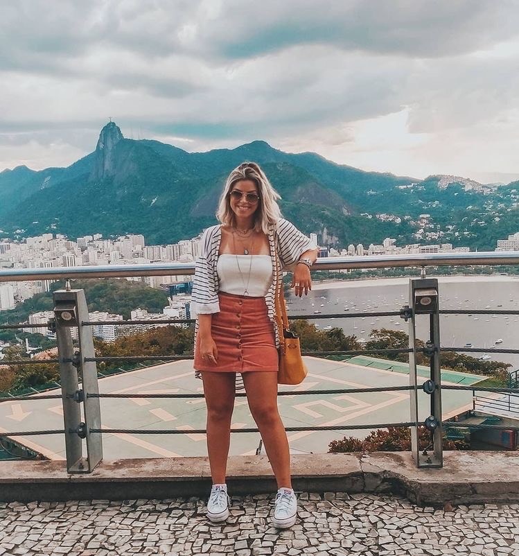 Moda Saia salmão com crop branco