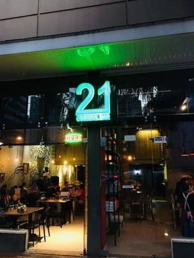 21 Cocktail Bar
