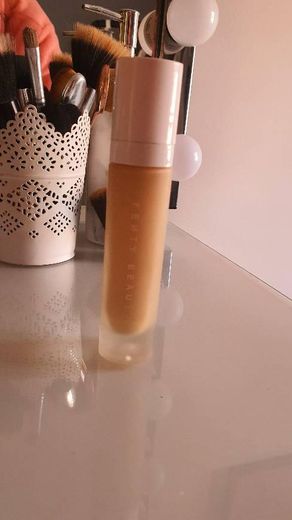 Base de maquillaje líquida Pro Filt'R de la marca FENTY BEAUTY by