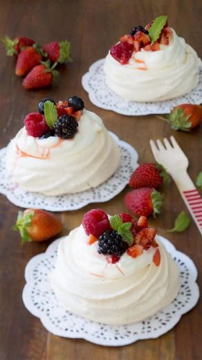 Mini pavlova de limão Silvano e frutos vermelhos 