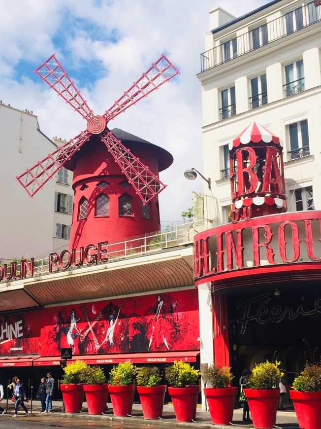 Place Moulin Rouge