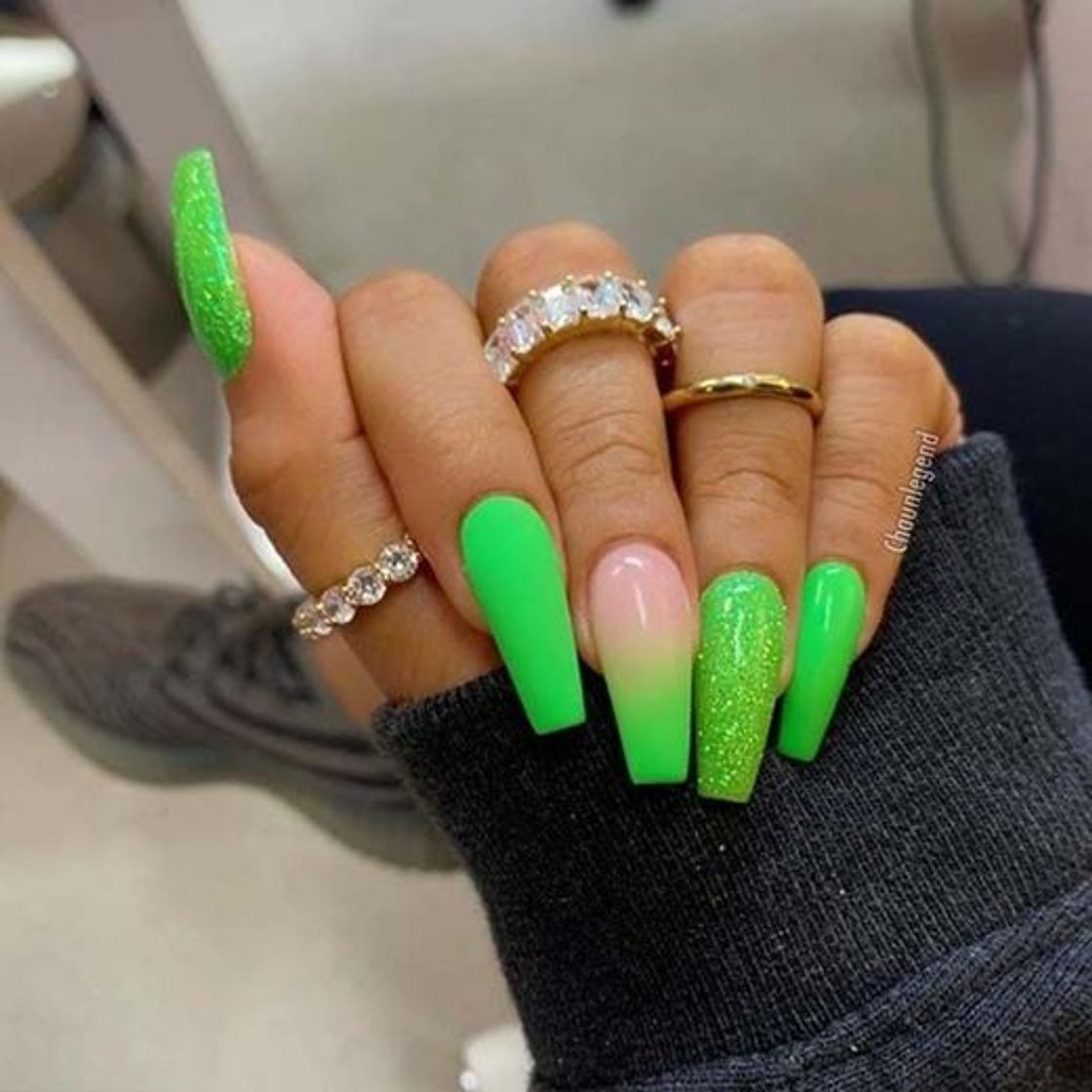 Social Green nails 💚