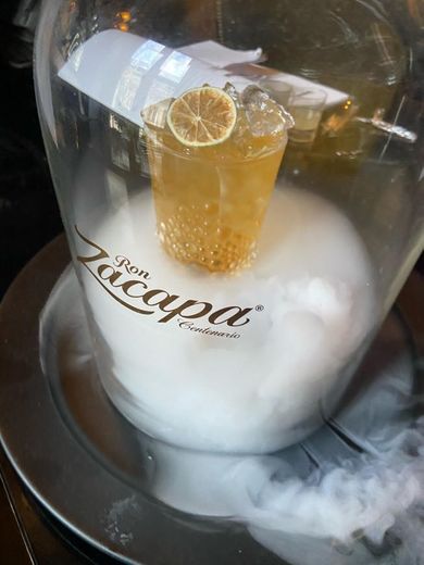 Cocktail com fumos aromatizados com gelo seco 