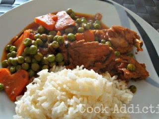 Fashion coelho guisado com batatas e ervilhas e arroz