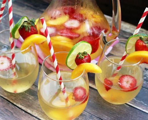 Sangria branca de frutos vermelhos