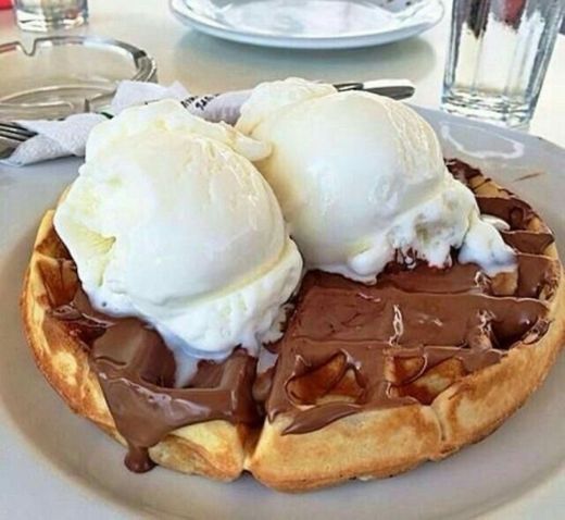 waffle com nutella e sorvete