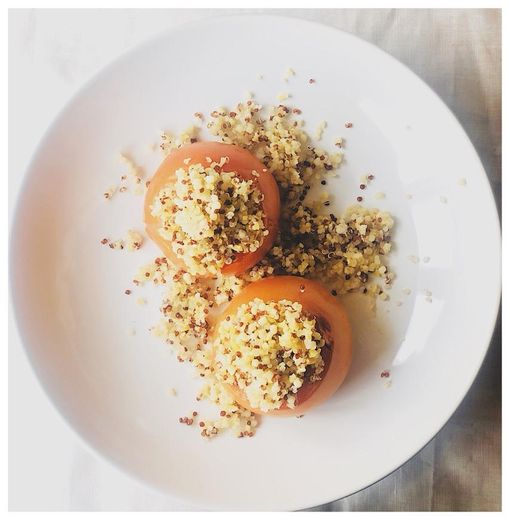 Tomate recheado com carne picada e quinoa