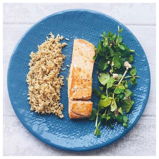 Salmão com arroz integral e salada de agrião com requeijão 