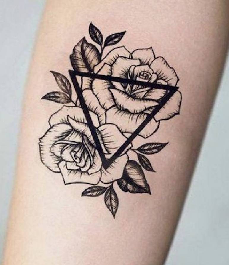 Moda Triangle tattoo with roses