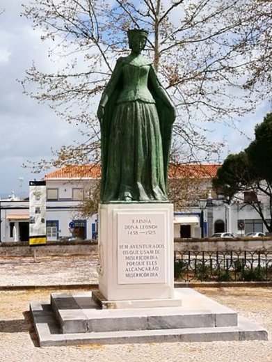 Estátua da Rainha Dona Leonor