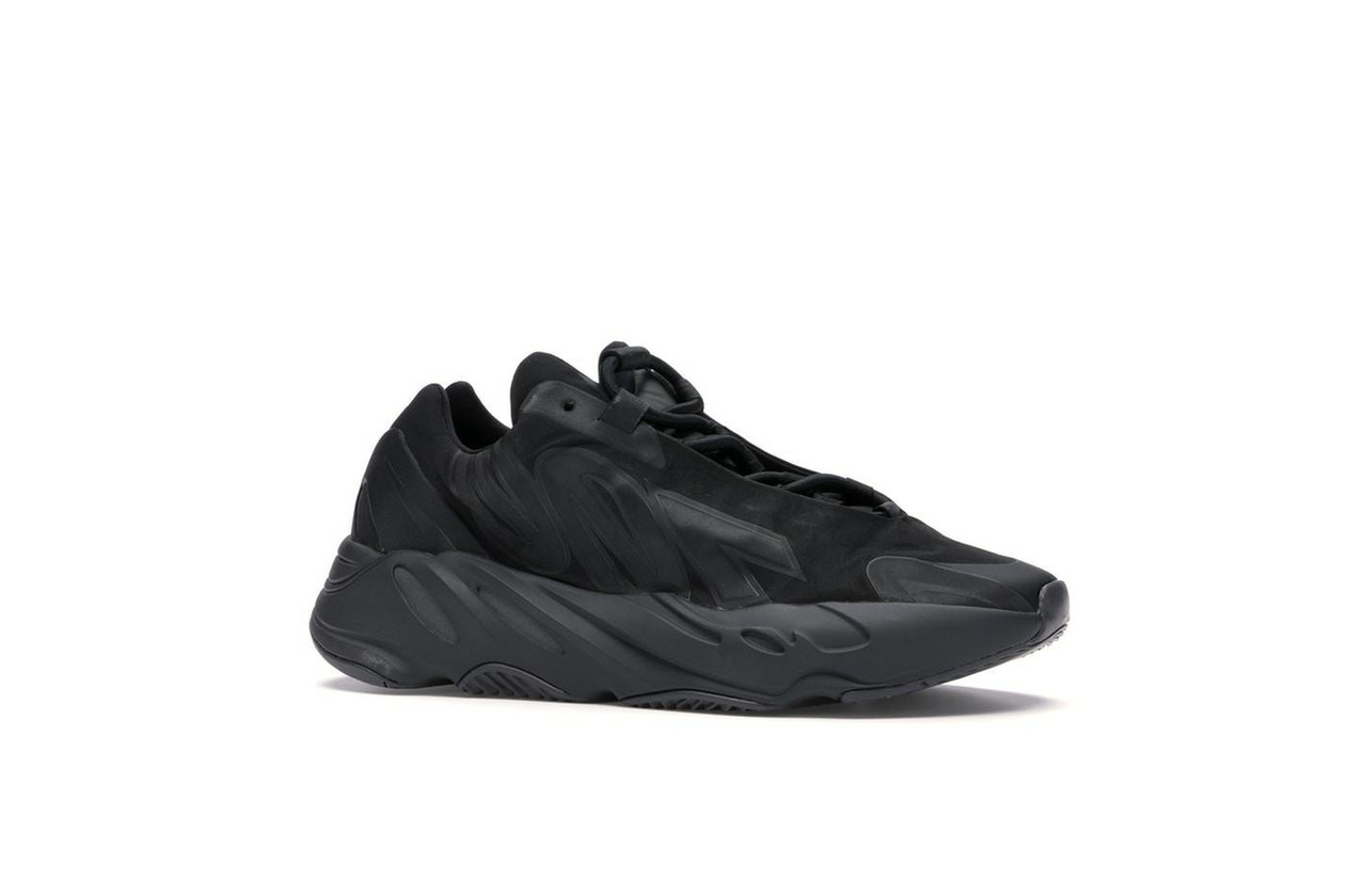 Social adidas Yeezy Boost 700 MNVN Triple Black

