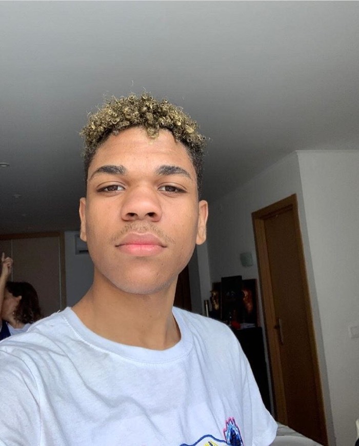 Foto com o cabelo pintado 