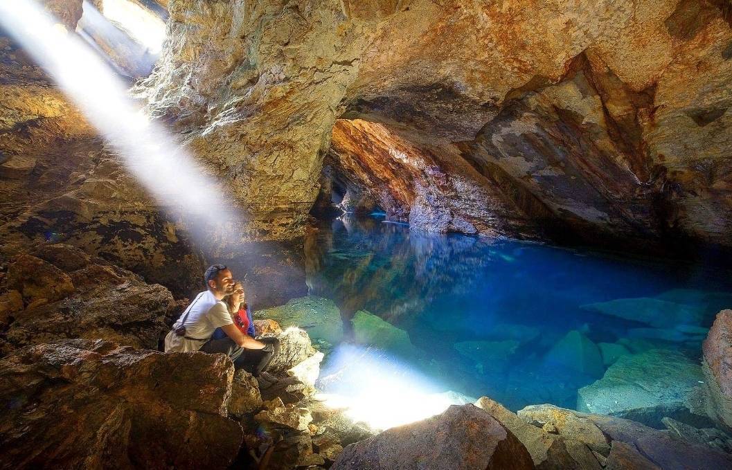 Moda Queiriga: uma gruta secreta com uma lagoa azul em Portugal