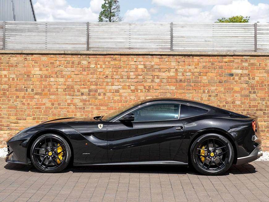 Social Ferrari_F12_Berlinetta