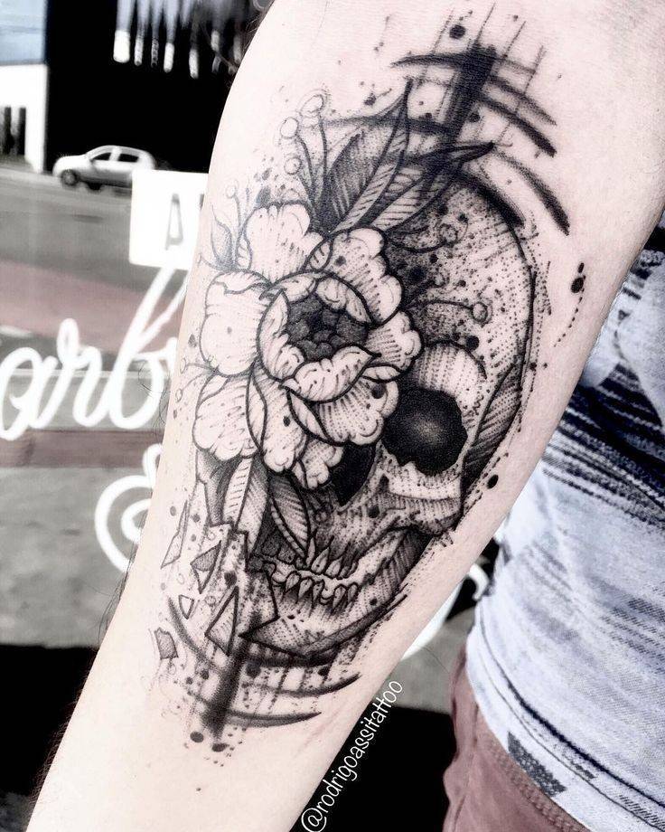 Tatuaje flores y calavera