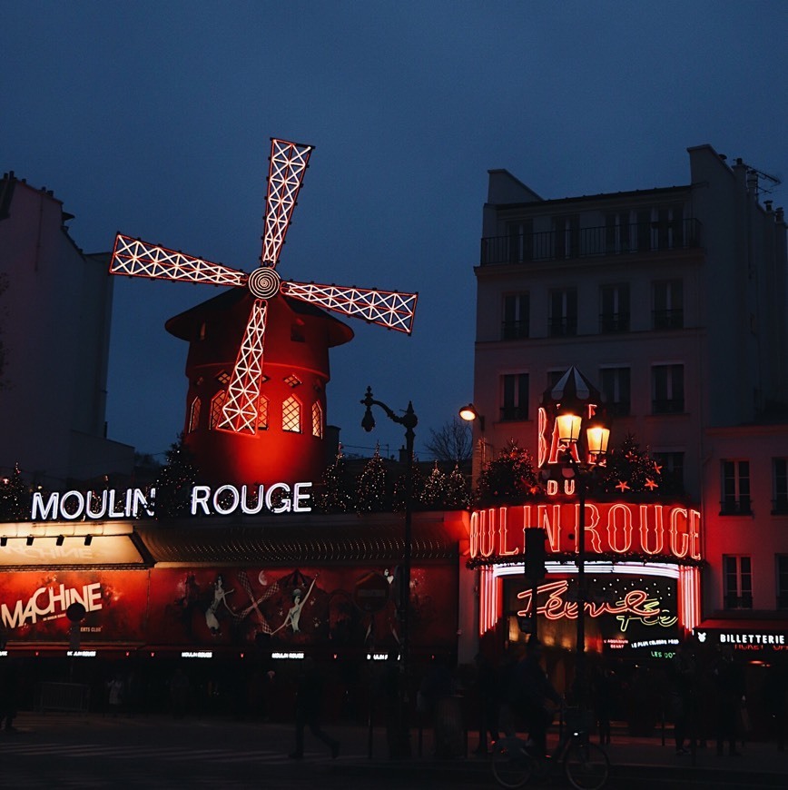 Place Moulin Rouge