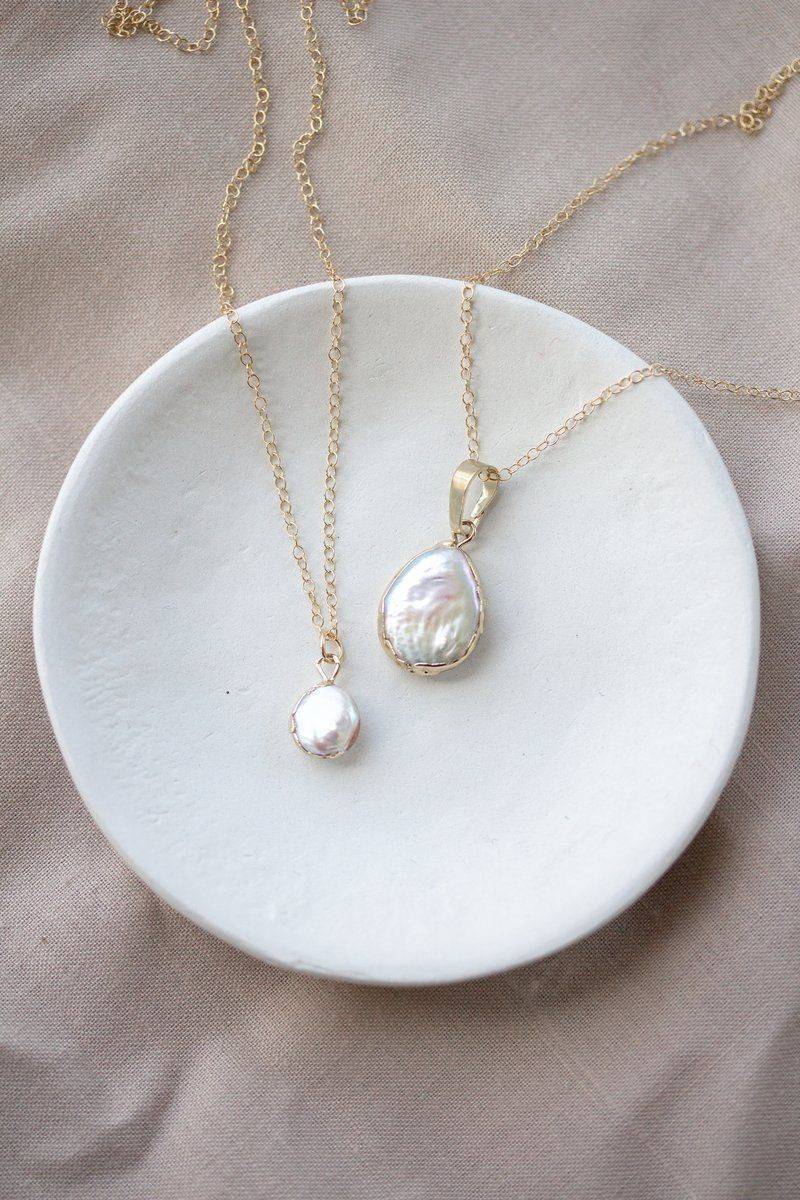 Social pearl necklaces