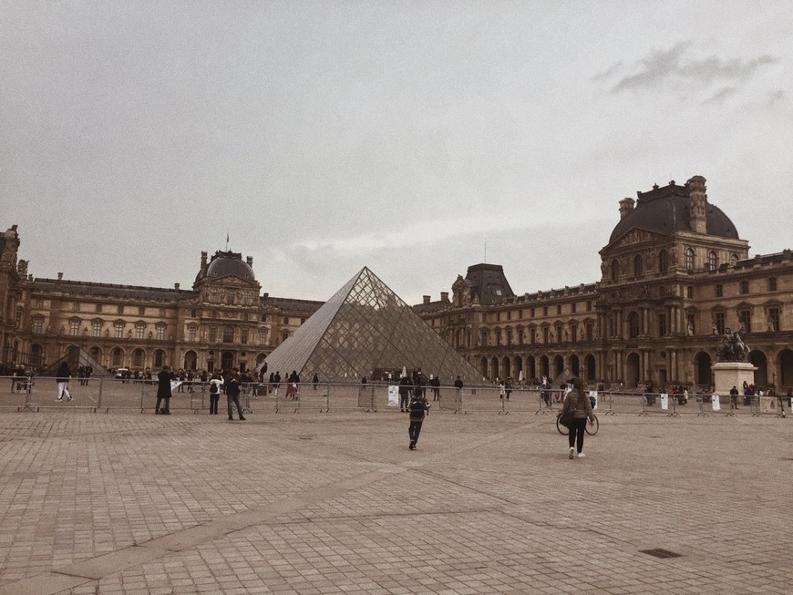 Place Museo del Louvre