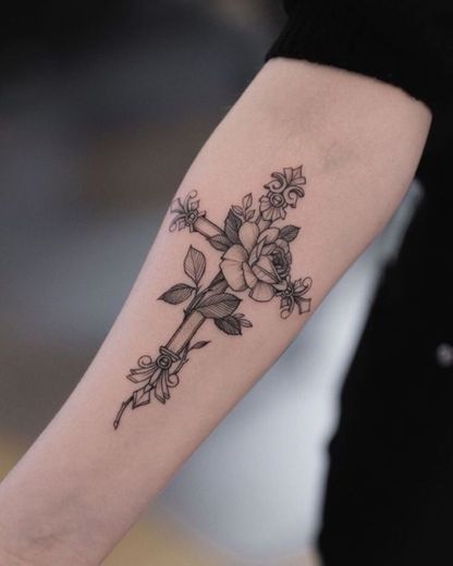 Tatuagem Cruz com rosas 