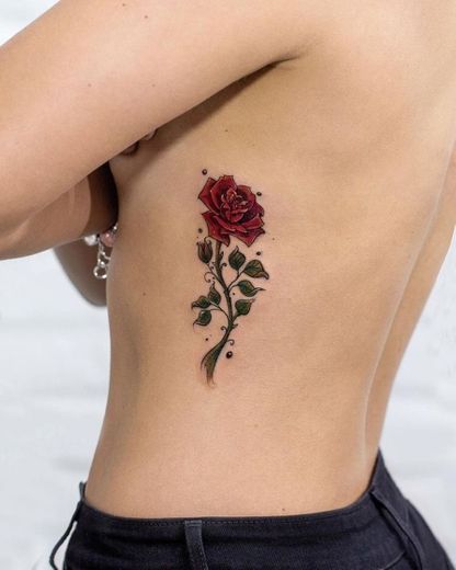 Tatuagem de uma rosa delicada 