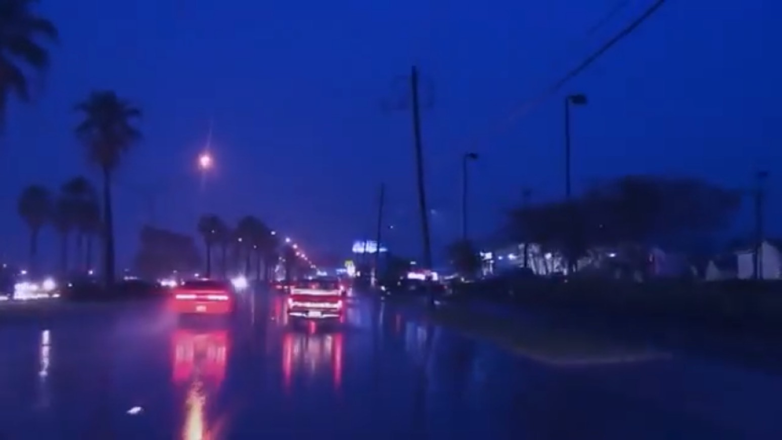 Canción Música + carro + chuva