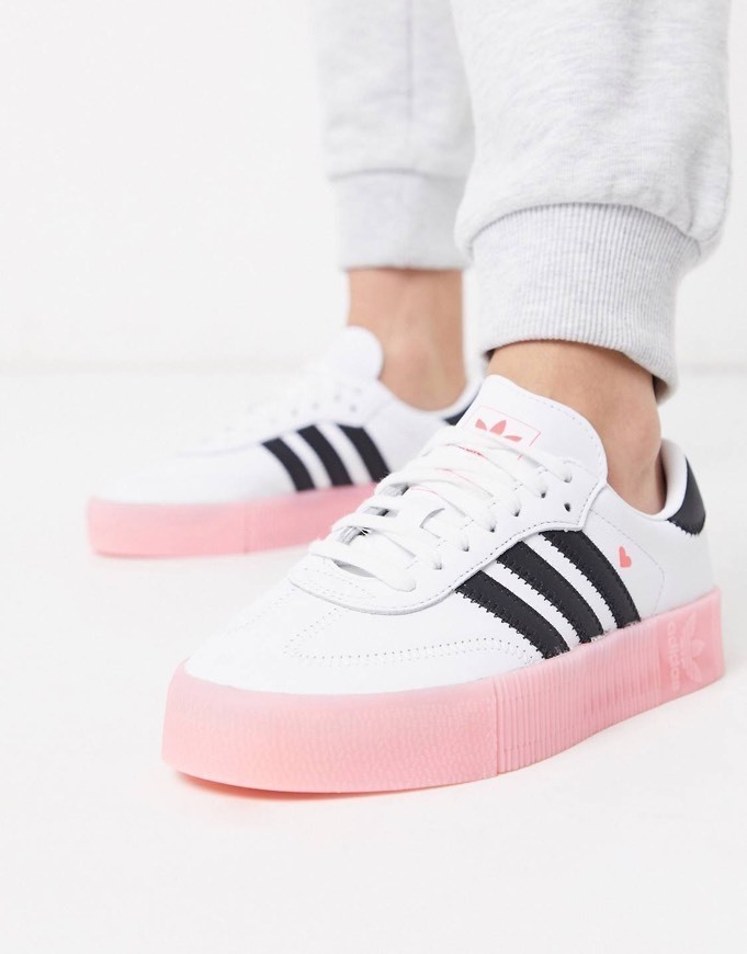 Social Zapatillas blancas con detalle de corazón 