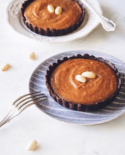 Tarteletes de alfarroba e caramelo de amêndoa