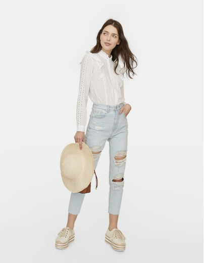 Stradivarius- Jeans mom fit com rasgões 