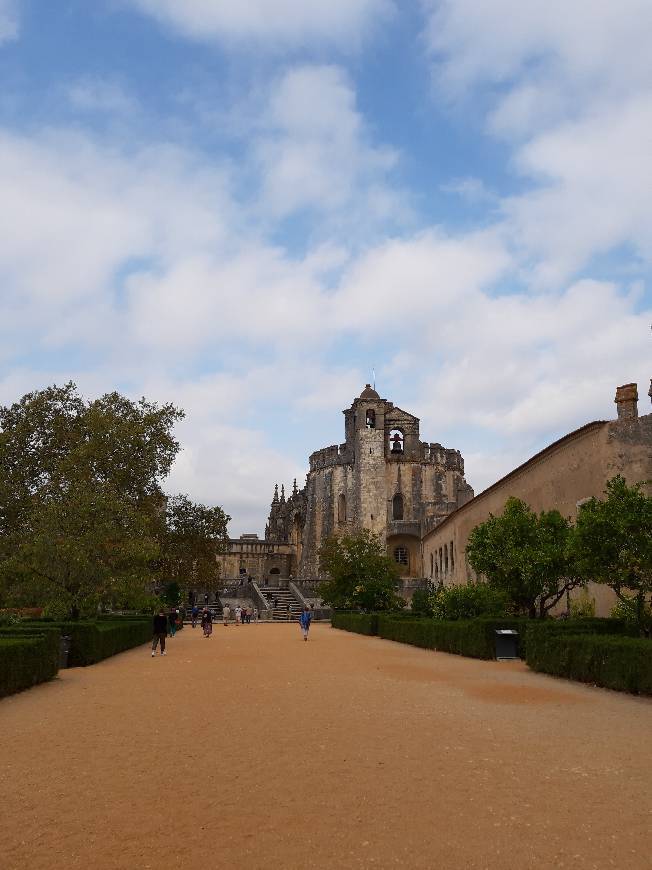 Fashion File:Castelo dos Templários e Convento de Cristo,Tomar, Portugal.jpg