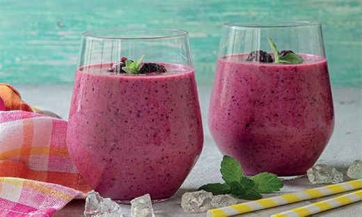 Moda smoothie de frutos vermelhos com banana 