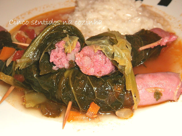 Social Salsichas enroladas em couve lombarda com arroz