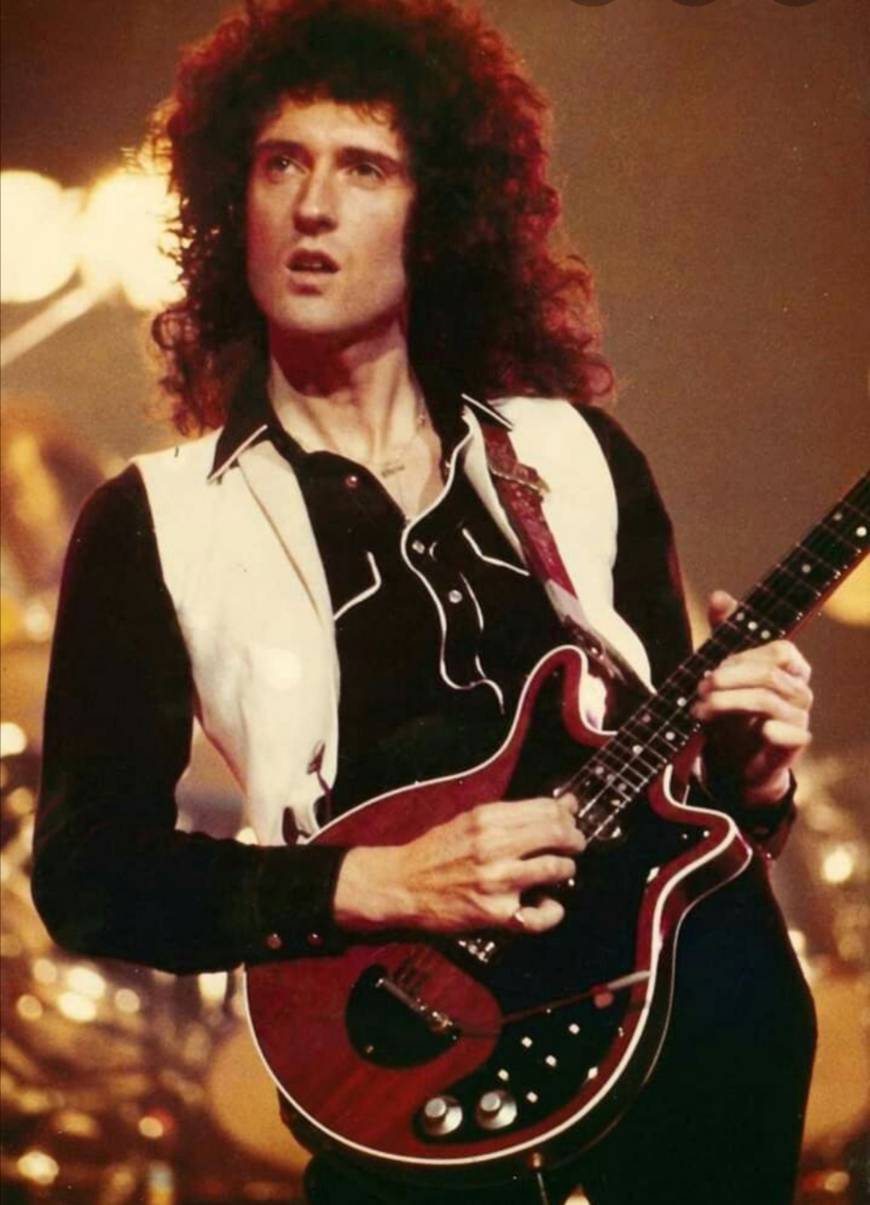 Fashion Brian May plays Bohemian Rapsody EPIC SOLO! 