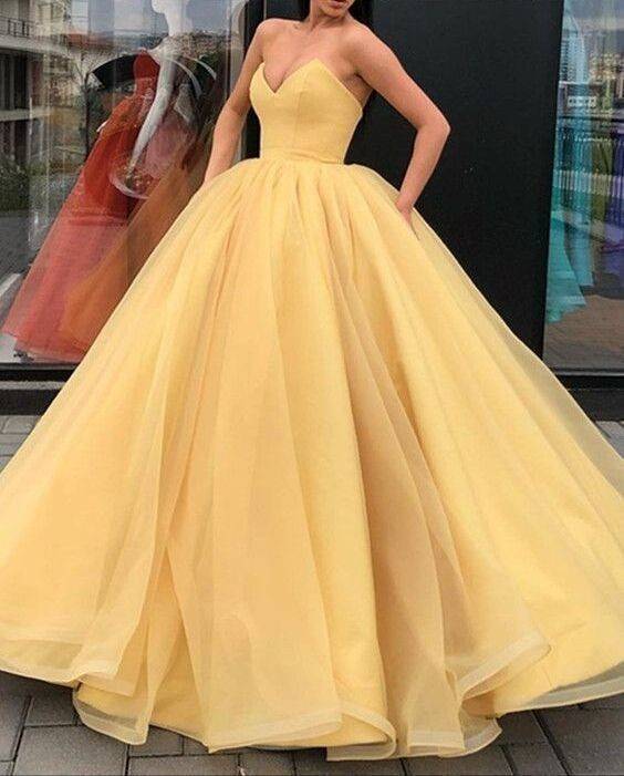 Moda Vestido amarelo que de básico não tem nada😍