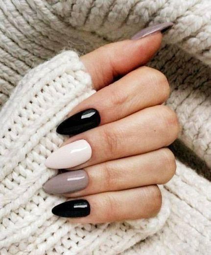 Unhas com cor intercalada 