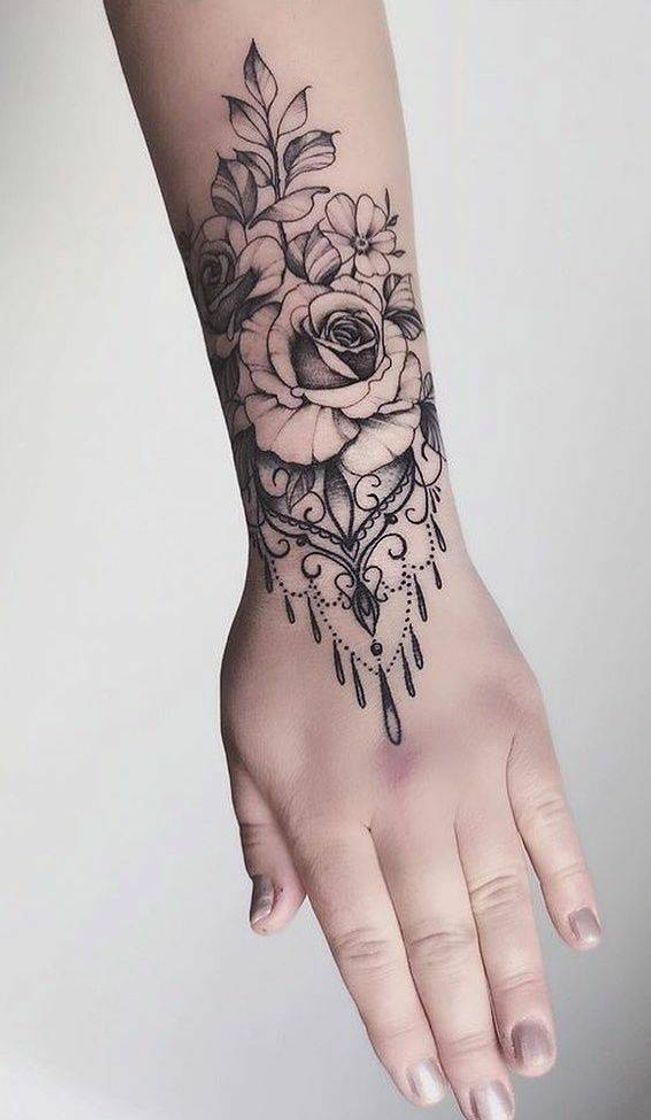 Fashion Tatuagem feminina no pulso 