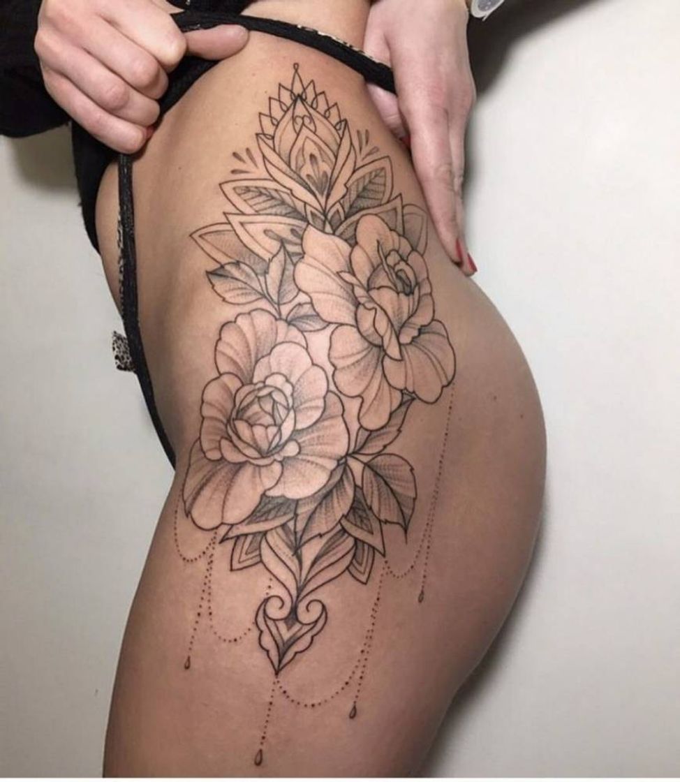 Fashion Tatuagem feminina na coxa