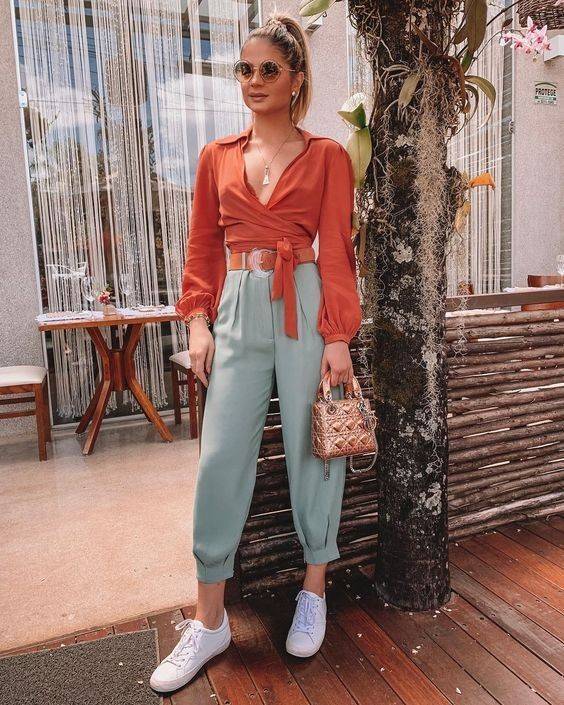 Fashion Calça alfaiataria verde menta e blusa coral 😍